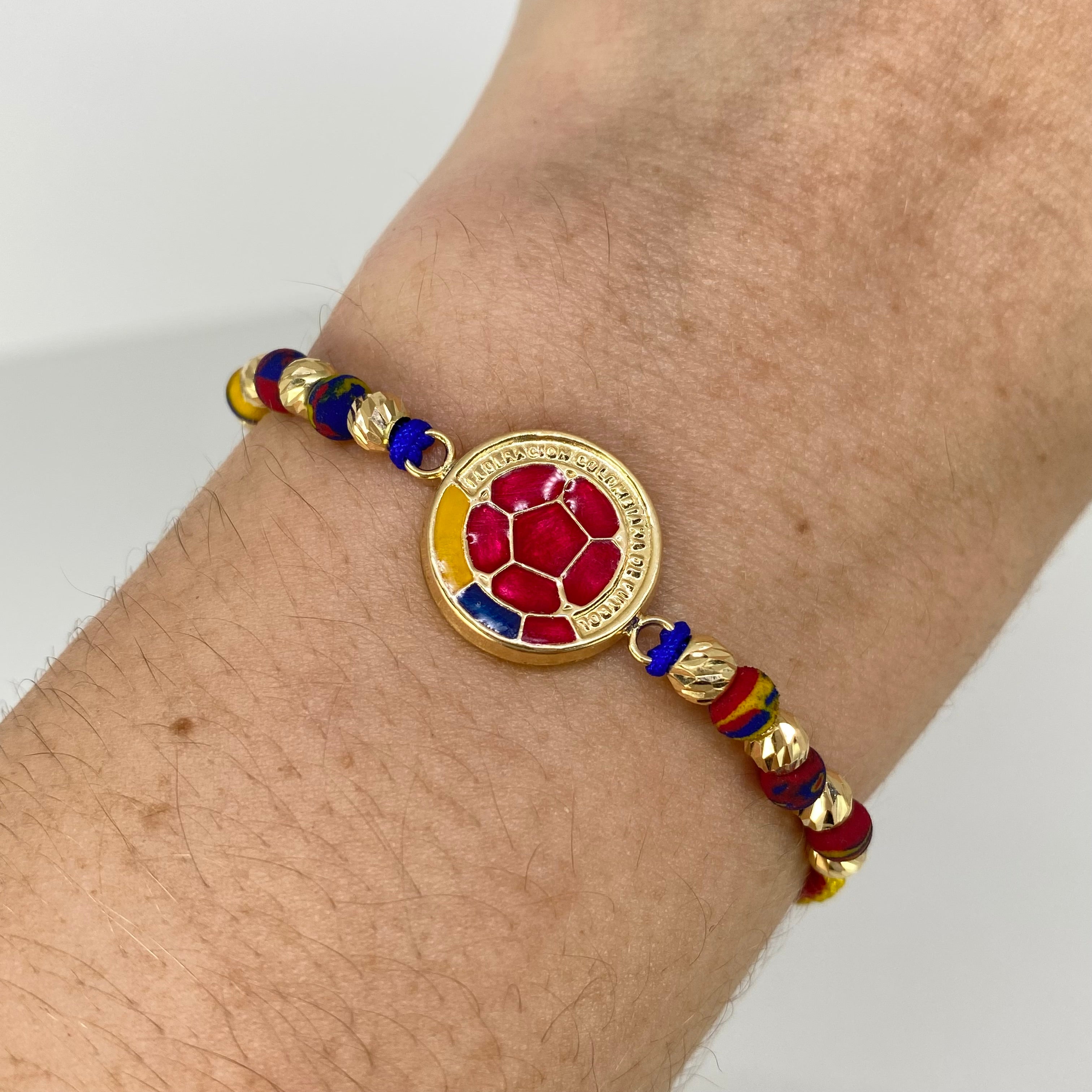 Pulsera tejida Colombia Herraje Balon Futbol / BD 8uni 4mm / Hilo Colores Neoprenos Oro amarillo · 1,72 g 2