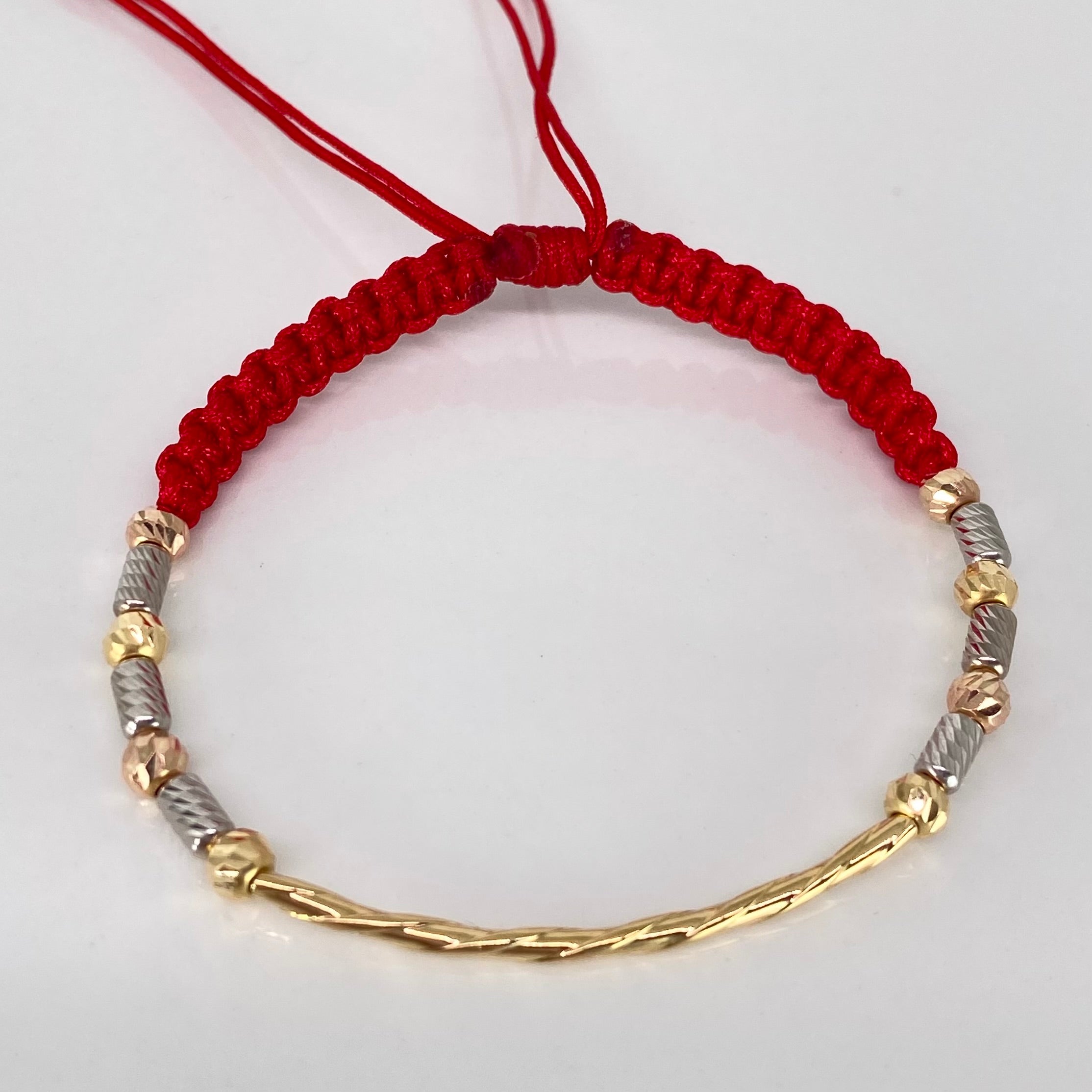 Pulsera tejida Herraje Entorchado / Cilindros BD 4mm 8uni / Hilo Rojo Tres oros 18k · 1,58 g