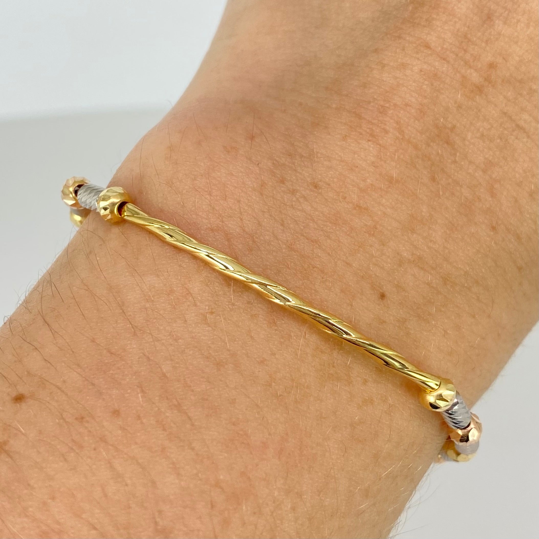 Pulsera tejida Herraje Entorchado / Cilindros BD 4mm 8uni / Hilo Rojo Tres oros 18k · 1,58 g 2