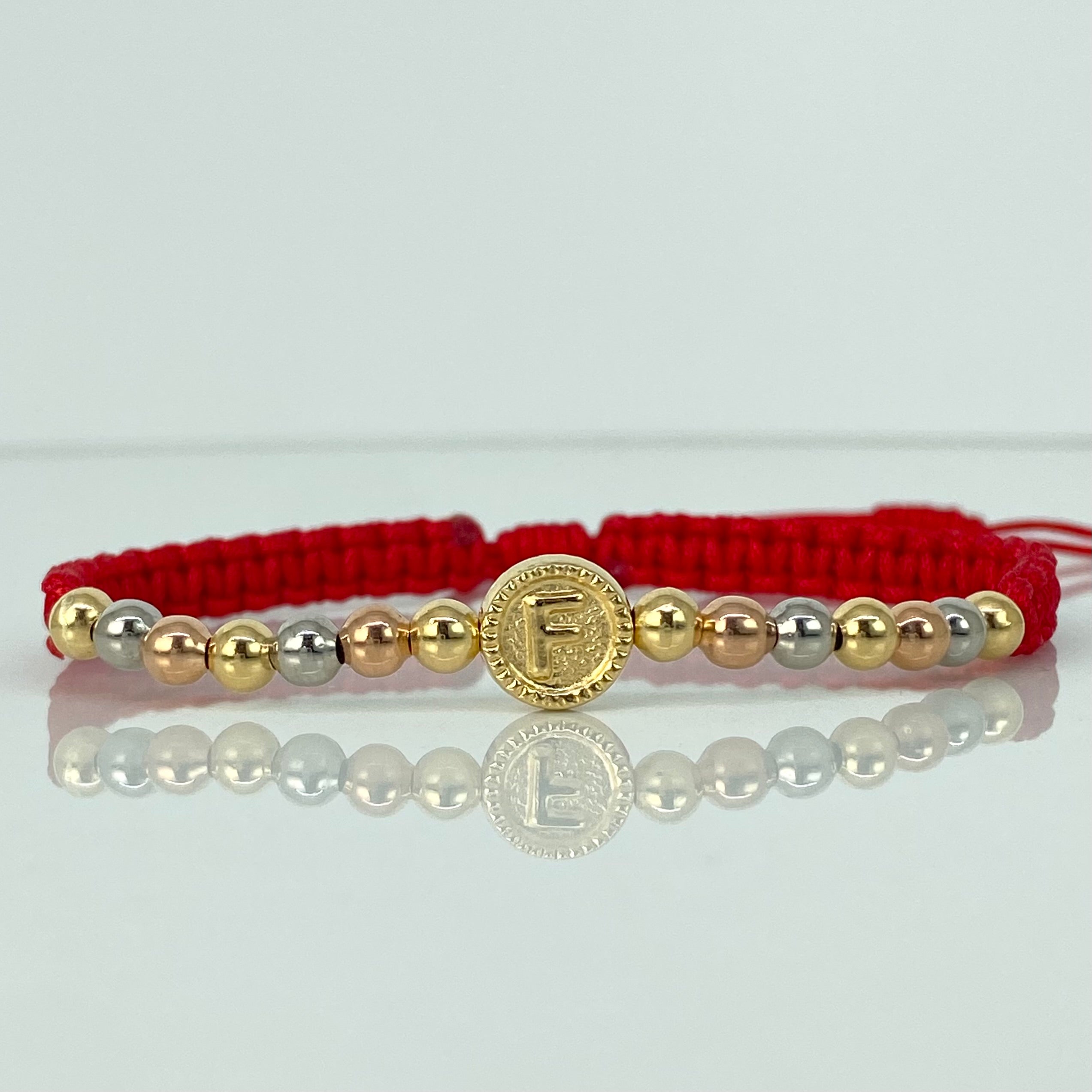 Pulsera tejida Herraje Letra F / BL 14uni 4mm / Hilo Rojo Tres oros 18k · 1,47 g