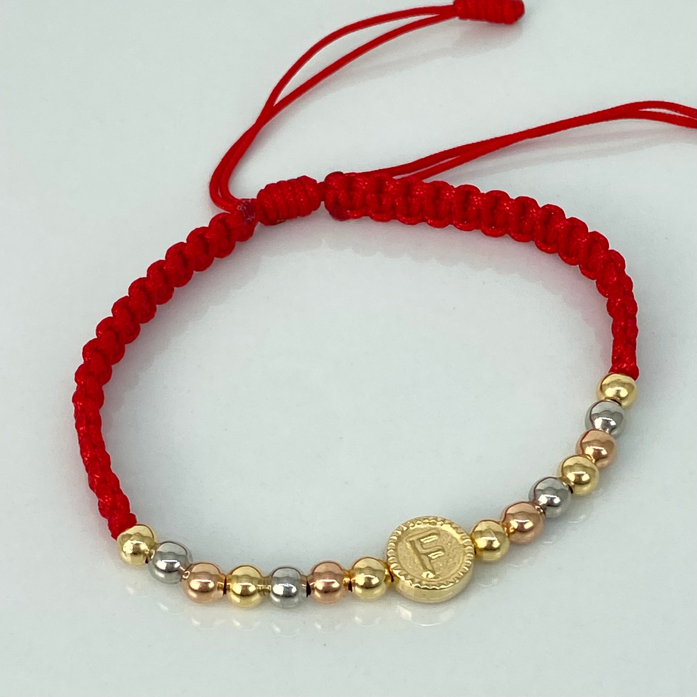 Pulsera tejida Herraje Letra F / BL 14uni 4mm / Hilo Rojo Tres oros 18k · 1,47 g 2
